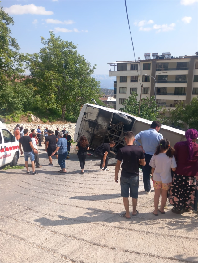 Ermenek'te tur otobüsü devrildi: 3'ü ağır 26 yaralı
