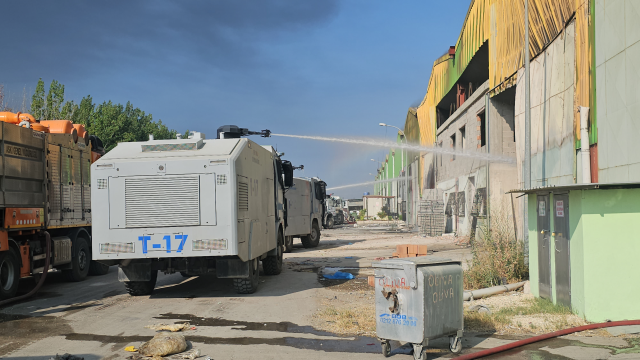 Adana'da geri dönüşüm fabrikasında çıkan yangın karşısındaki kolonya fabrikasına da sıçradı