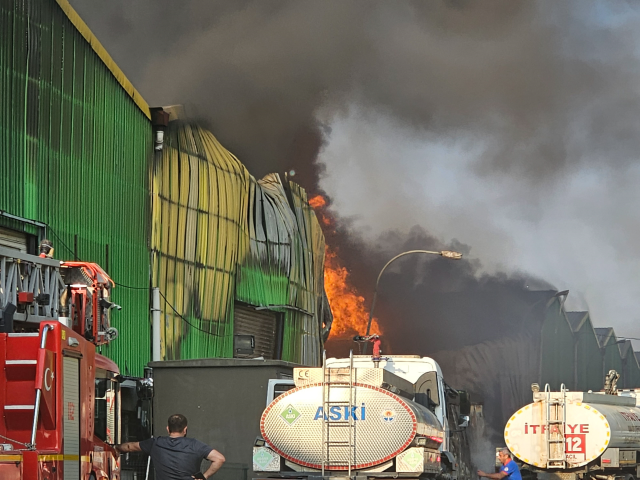 Adana'da geri dönüşüm fabrikasında çıkan yangın karşısındaki kolonya fabrikasına da sıçradı