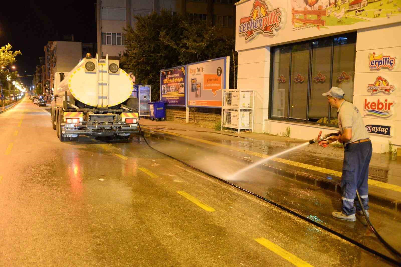 Bozüyük’te ana cadde ve kaldırımlar tazyikli suyla  yıkanarak temizleniyor