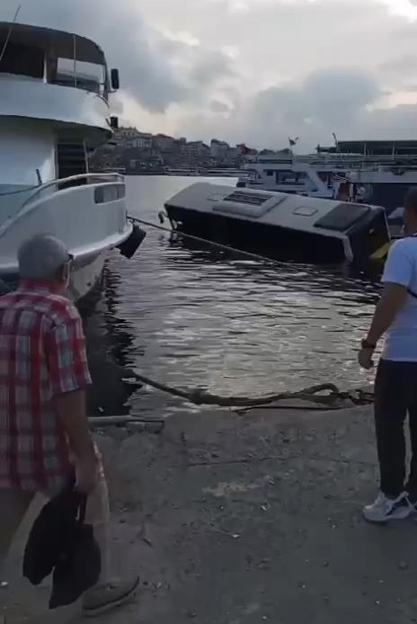 İstanbul'da akılalmaz kaza! İETT otobüsü denize düştü