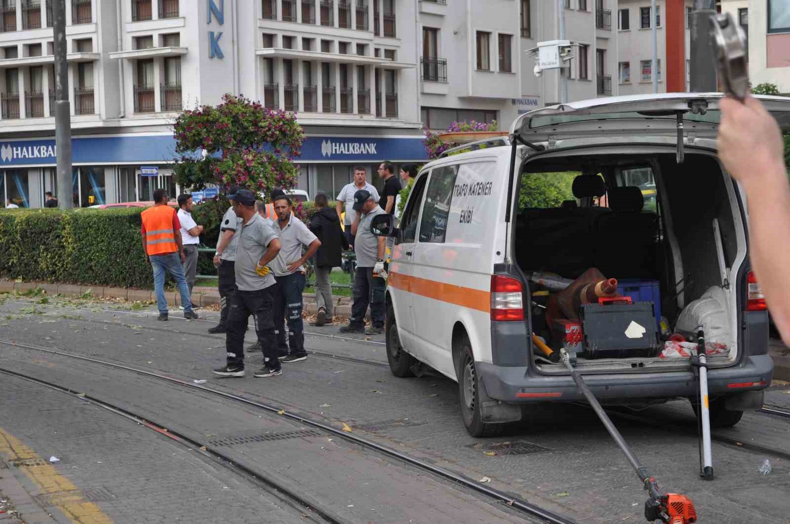 Eskişehir’de rüzgarda kırılan dal tramvay seferlerini aksattı