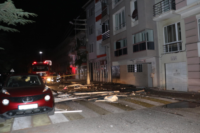Eskişehir'de 4 katlı apartmanda patlama gerçekleşti: Balkondan sokağa savrulan şahıs hayatını kaybetti