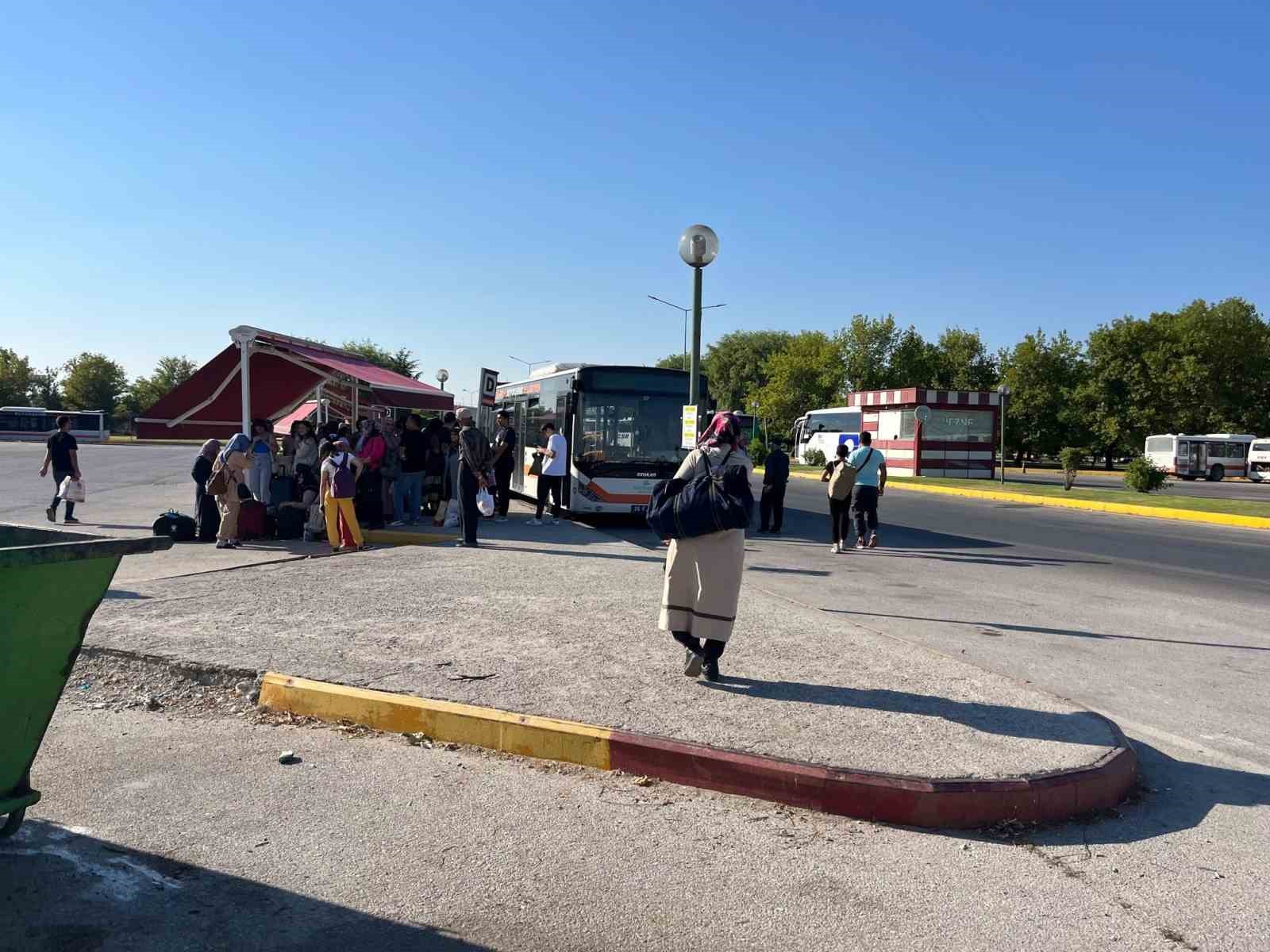 Otobüs durağının taşındığı yerde oturacak alan bulunmaması tepki çekti