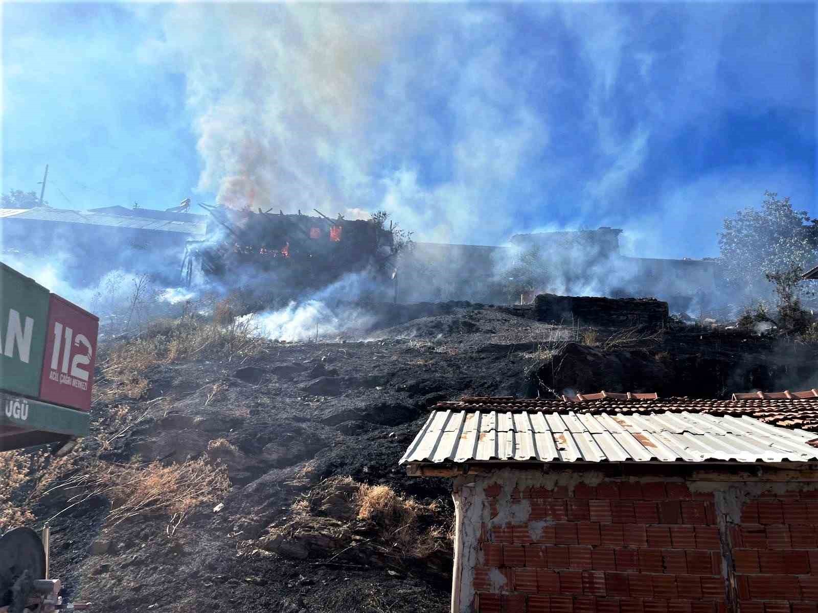 Pazarlar’da yanan eve Orman İşletme Müdürlüğü ekipleri müdahale etti