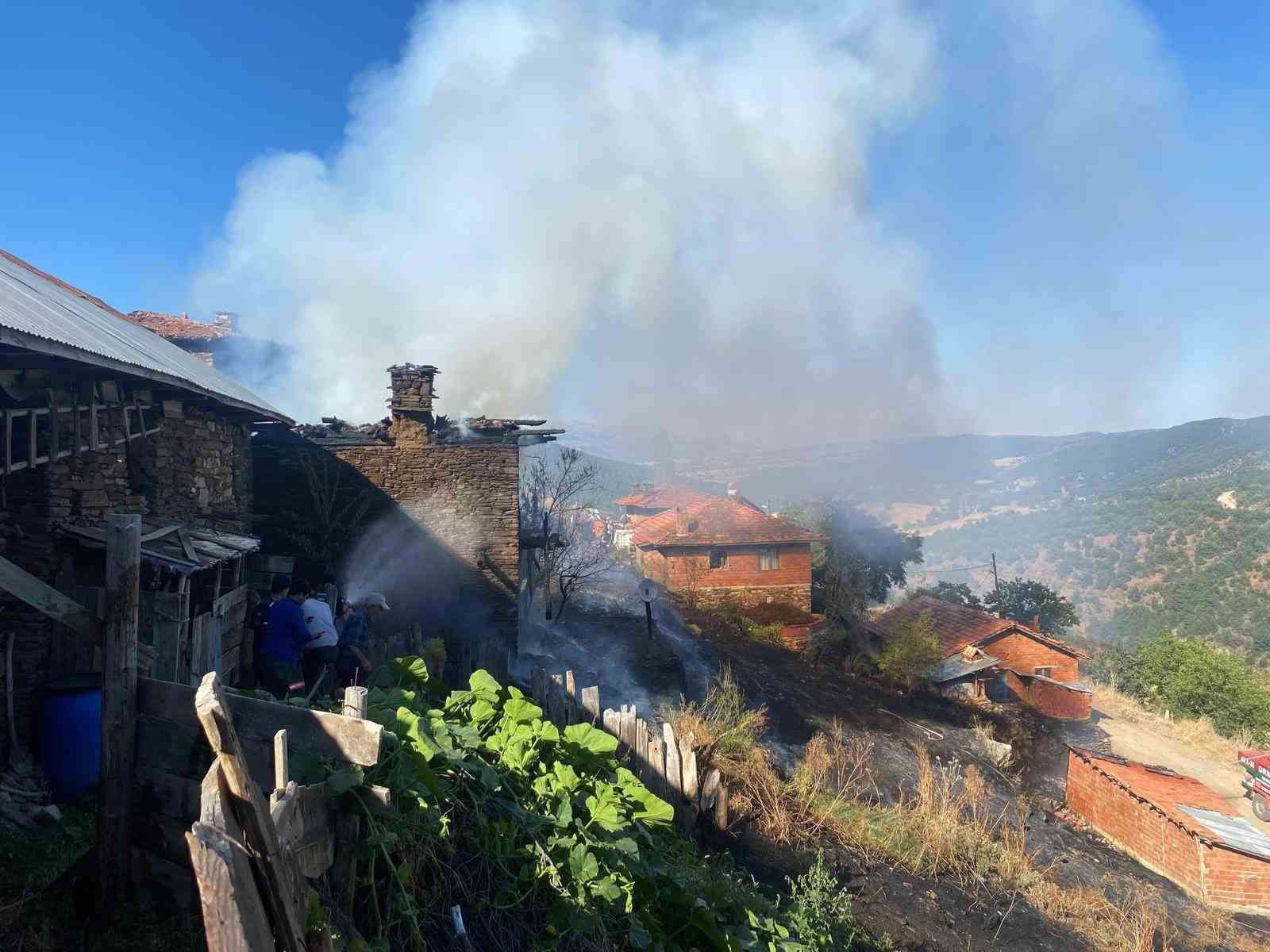 Pazarlar’da yanan eve Orman İşletme Müdürlüğü ekipleri müdahale etti