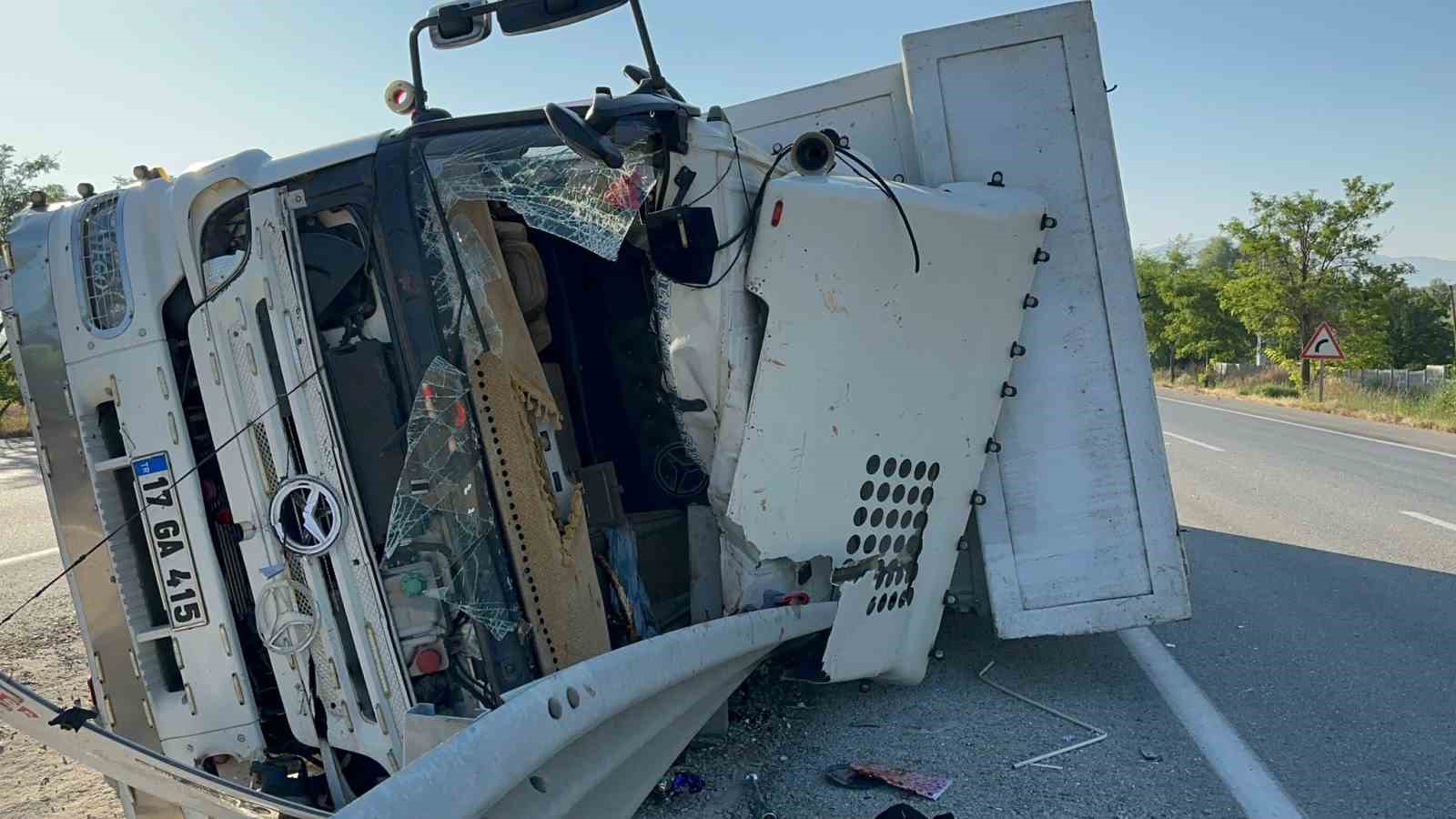 Bariyerleri yıkıp refüje devrilen kamyonda 4 kişi yaralandı