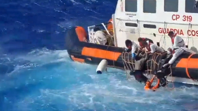 İtalya açıklarında göçmenleri taşıyan tekne battı: 41 kişi yaşamını yitirdi
