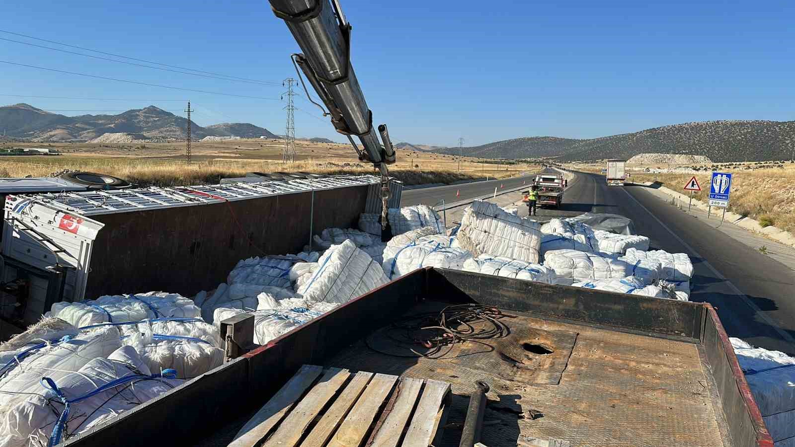 Boş çuval taşıyan tır devrildi, 3 kişi yaralandı