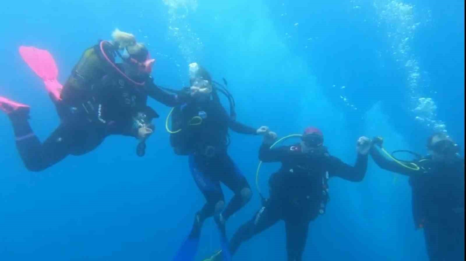 (ÖZEL) Eskişehirli dalgıçlar denizin 12 metre altında halay çekti