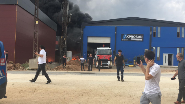 Tekirdağ'da kimya fabrikasında yangın! Peş peşe patlamalar oldu, gökyüzünü dumanlar kapladı