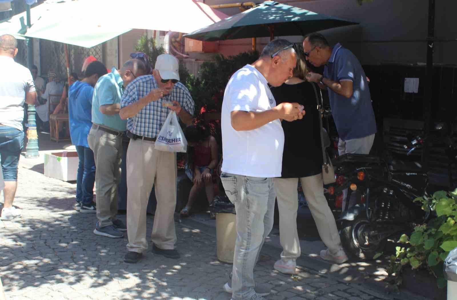 Eskişehir’de lokantadan vatandaşlara aşure hayrı