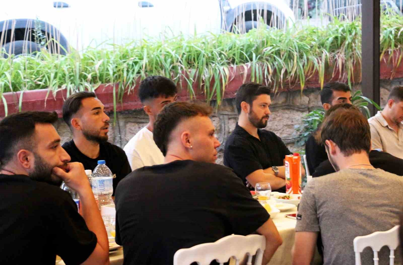 Eskişehirspor’dan yeni sezon öncesi tanışma yemeği