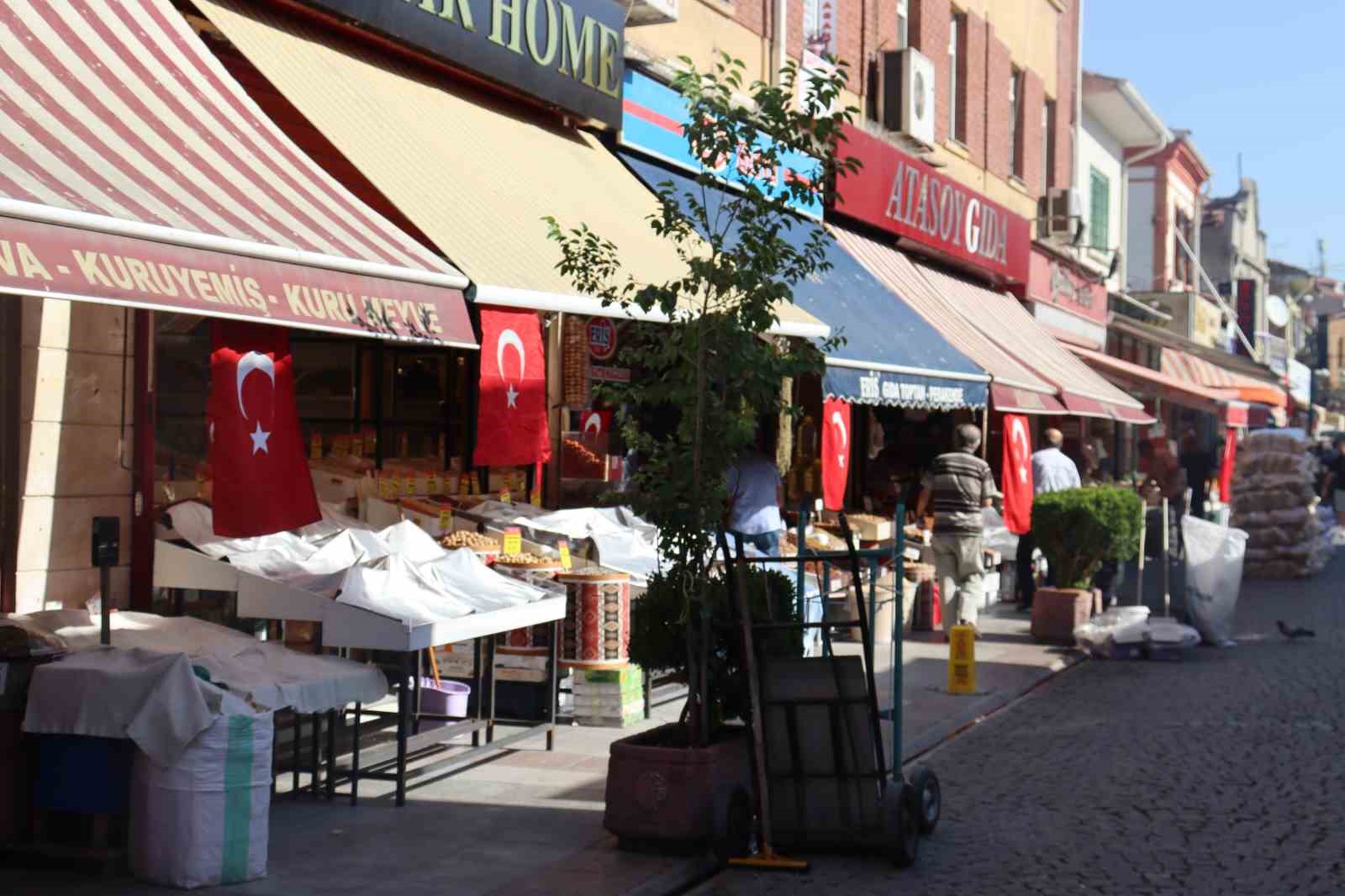 Eskişehir’de sabah erken saatlerden itibaren tüm dükkanlara Türk bayrağı asıldı