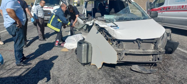 Van'da minibüsün kamyona çarpması sonucu 3 kişi hayatını kaybetti