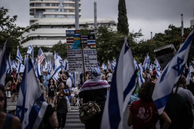 İsrail'de on binlerce kişi yine meydanlarda! Açılan pankart protestolara damga vurdu