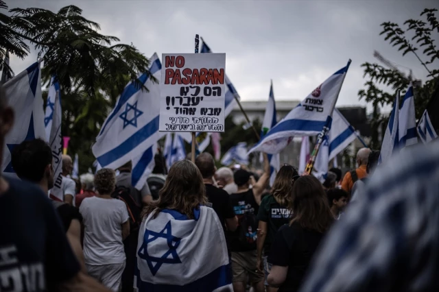 İsrail'de on binlerce kişi yine meydanlarda! Açılan pankart protestolara damga vurdu
