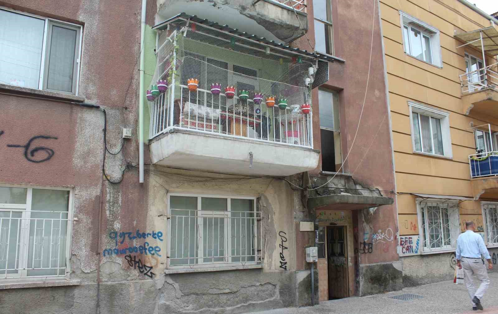 Eskişehir’de ilginç balkon görüntüsüyle sokağa değişik hava katıyor