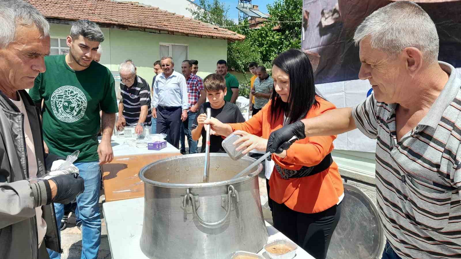 İlçedeki her evin mutfağına aşure götürüldü