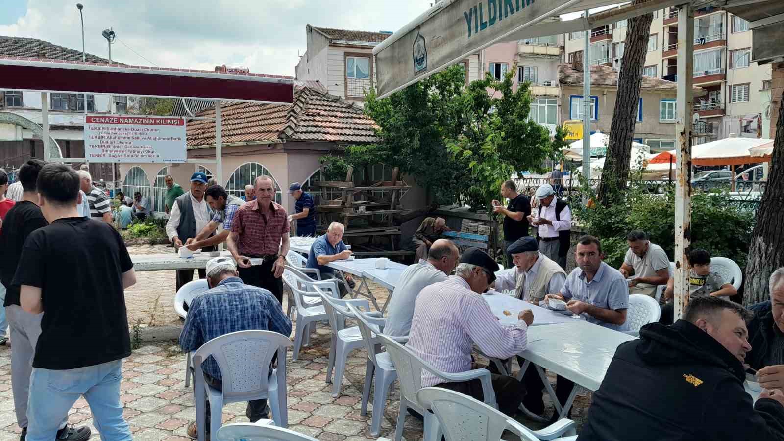 İlçedeki her evin mutfağına aşure götürüldü