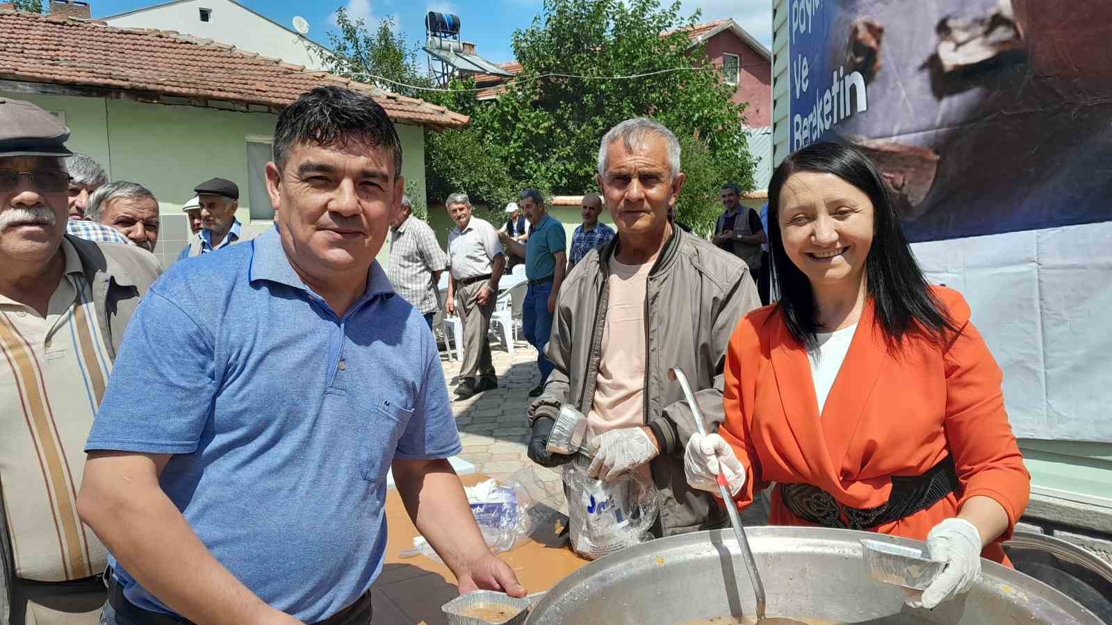 İlçedeki her evin mutfağına aşure götürüldü