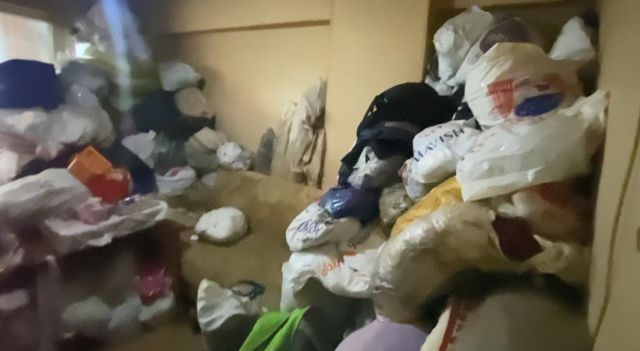 Gaziosmanpaşa'da bir kadının evinden 5 ton çöp çıktı