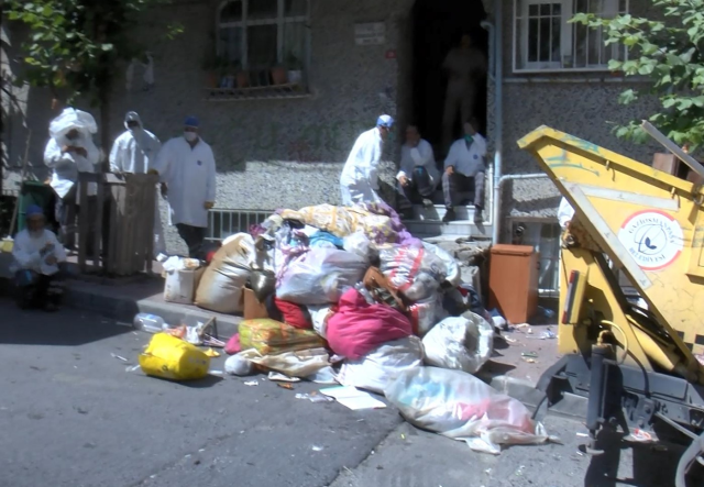 Gaziosmanpaşa'da bir kadının evinden 5 ton çöp çıktı