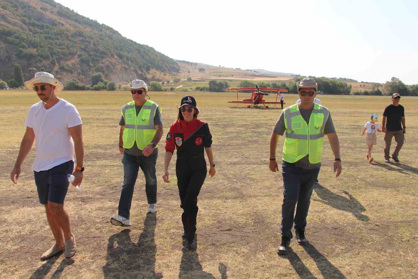 Türkiye’nin ilk kadın akrobasi pilotu Eskişehir’de hayran bıraktı