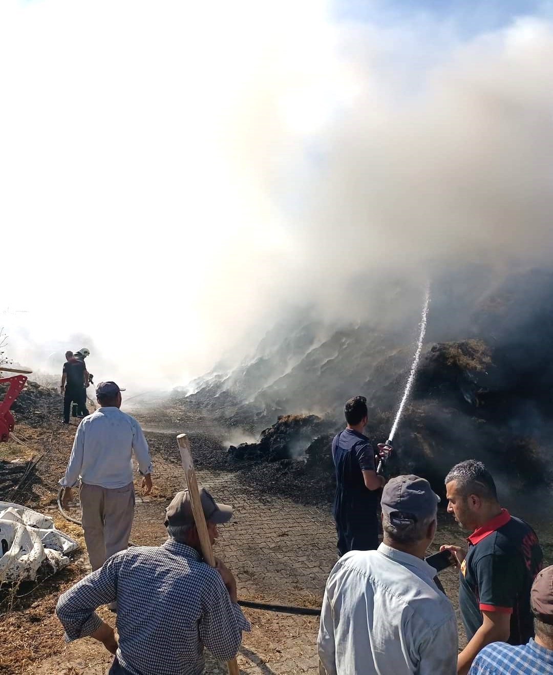 Kütahya’da 9 saatte söndürülen yangında 5 bin balya saman kül oldu