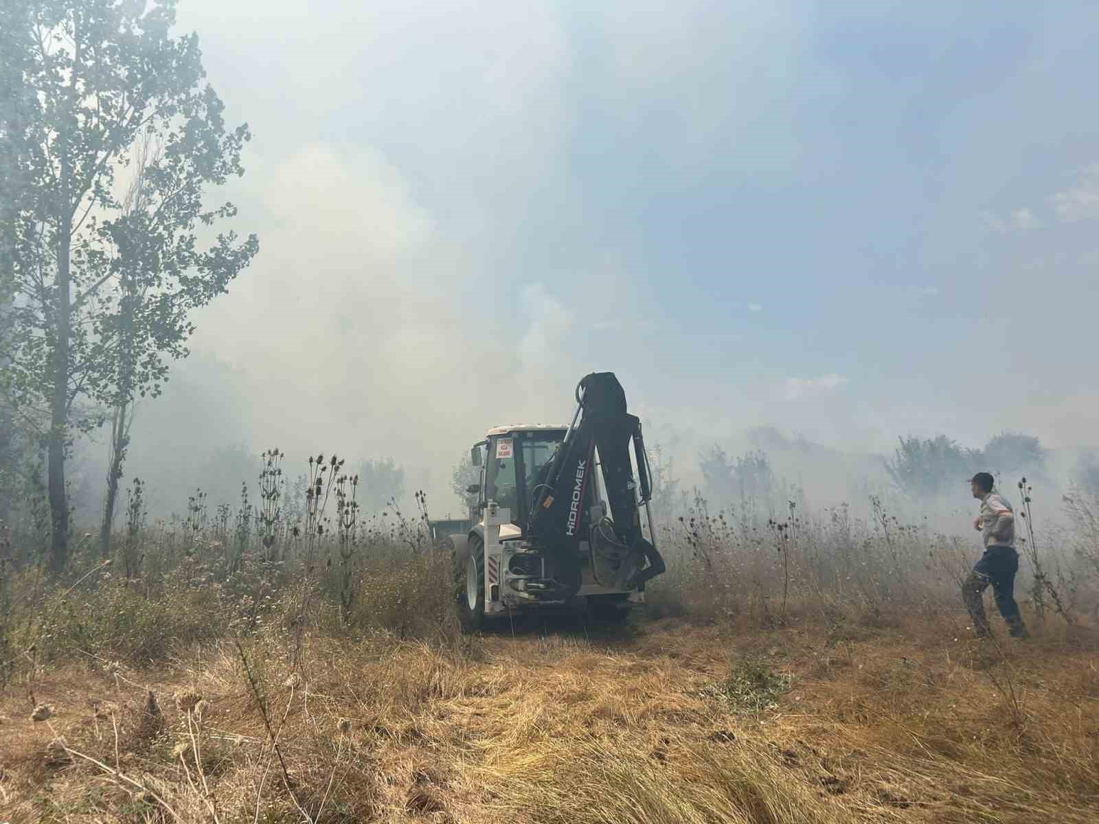 Gediz’de balya makinesinden çıkan kıvılcım 90 dönüm tarlayı yaktı