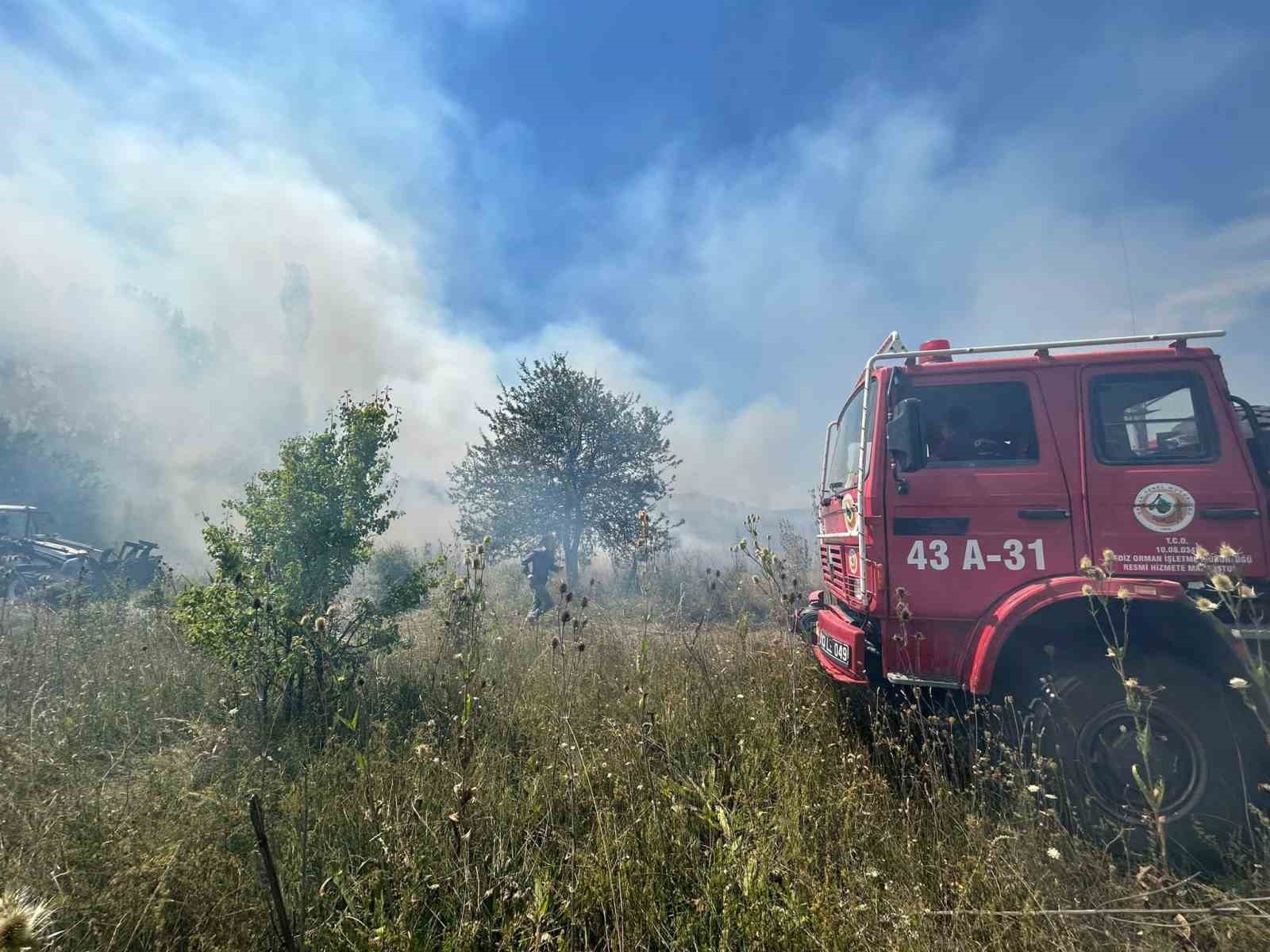 Gediz’de balya makinesinden çıkan kıvılcım 90 dönüm tarlayı yaktı