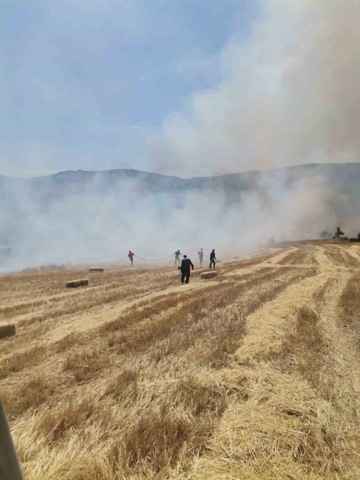 Gediz’de balya makinesinden çıkan kıvılcım 90 dönüm tarlayı yaktı