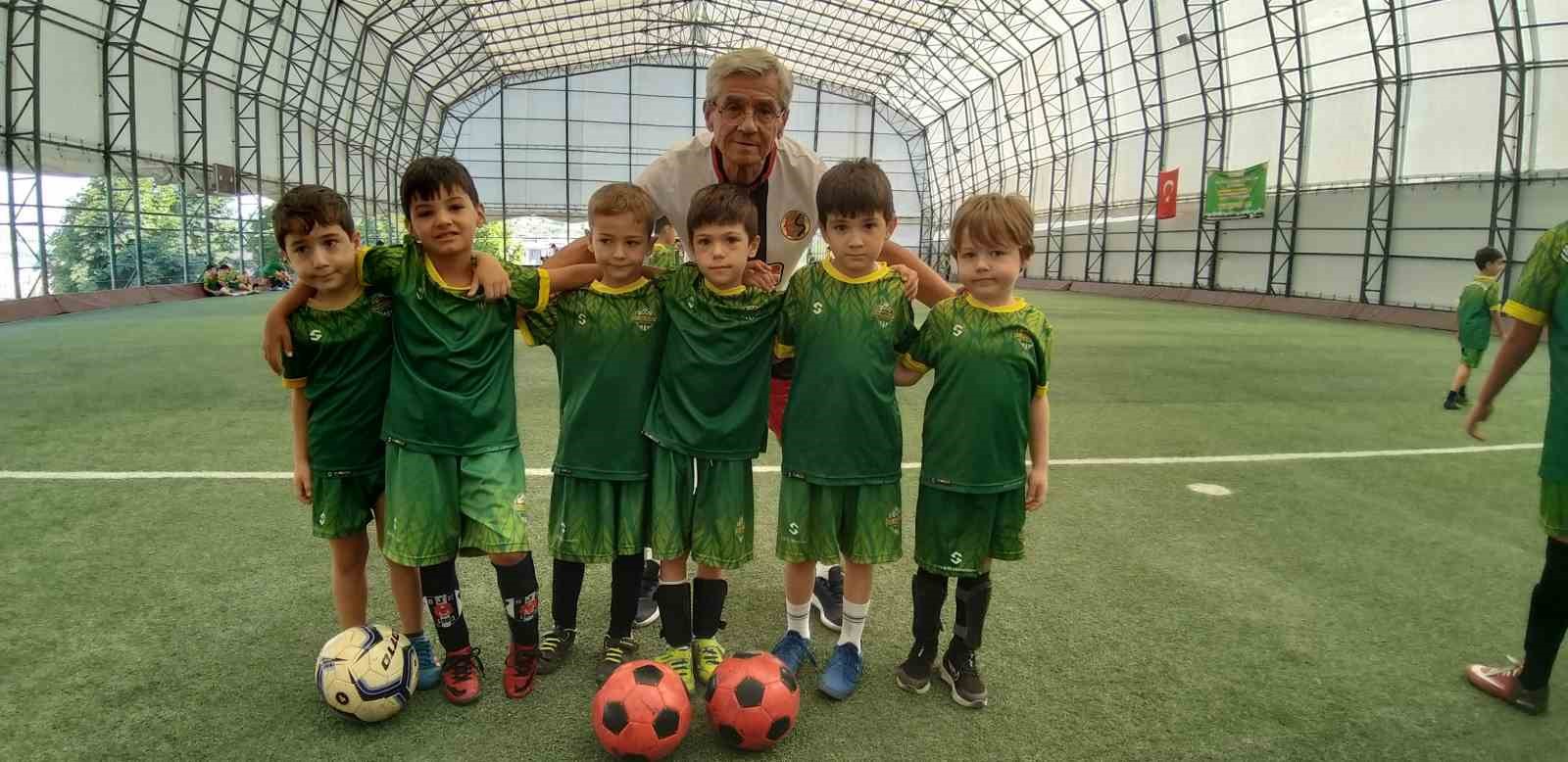 Yeşil sahalardaki 35 yıllık tecrübesi yeni futbolcular yetiştiriyor