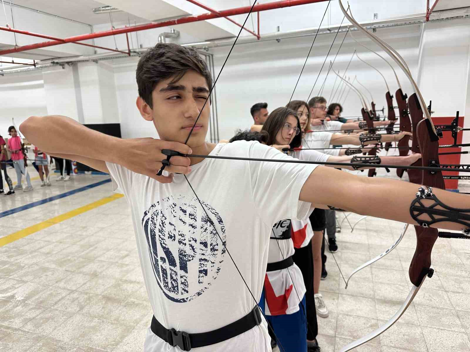 (ÖZEL) Minik okçular Mete Gazoz’u örnek alıyor