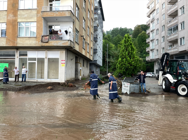 Rize'de etkili olan yağış nedeniyle dere taştı! 28 kişinin yaşadığı 11 ev tahliye edildi, bazı evler yıkıldı