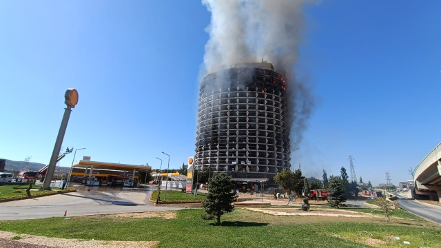 Gaziantep'te atıl haldeki otelde yangın! Ekipler alevlere müdahale ediyor