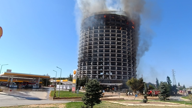 Gaziantep'te atıl haldeki otelde yangın! Ekipler alevlere müdahale ediyor