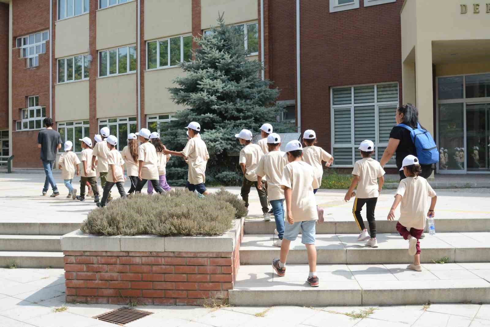 Anadolu Üniversitesi mevsimlik çocuk tarım işçilerini ağırladı