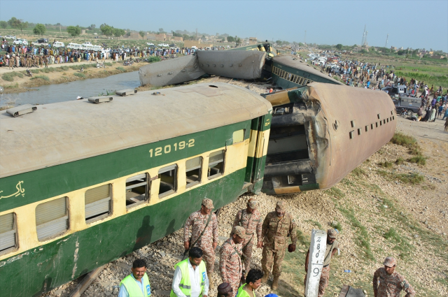 Pakistan'daki tren kazasında can kaybı 30'a yükseldi!