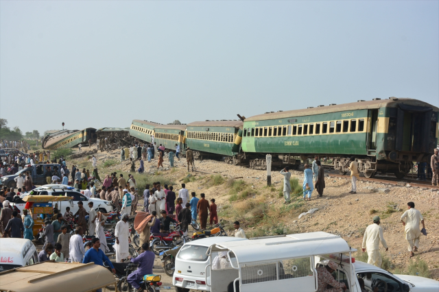 Pakistan'daki tren kazasında can kaybı 30'a yükseldi!