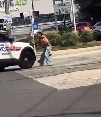 ABD polisi, elinde silahla yol ortasında yürüyen kadını otomobille çarparak etkisiz hale getirdi