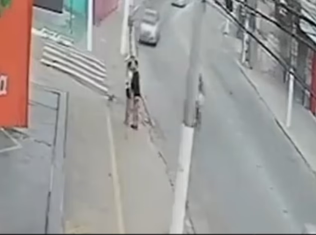Brezilya'da kaldırımda öpüşen çifte otomobil çarptı