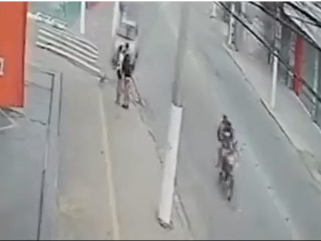 Brezilya'da kaldırımda öpüşen çifte otomobil çarptı