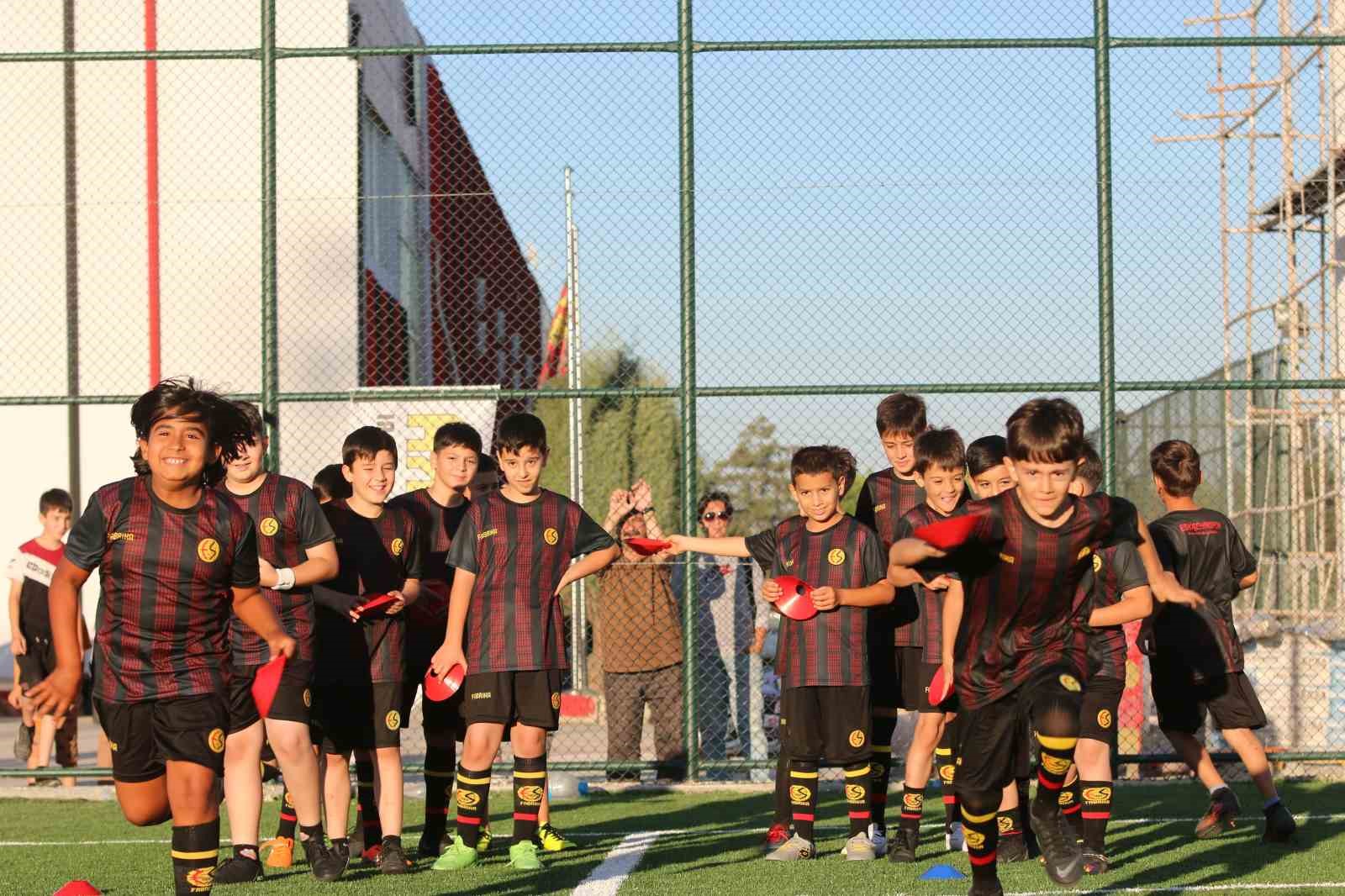 Eskişehirspor Fabrika Futbol Okulu’nda antrenmanlar devam ediyor