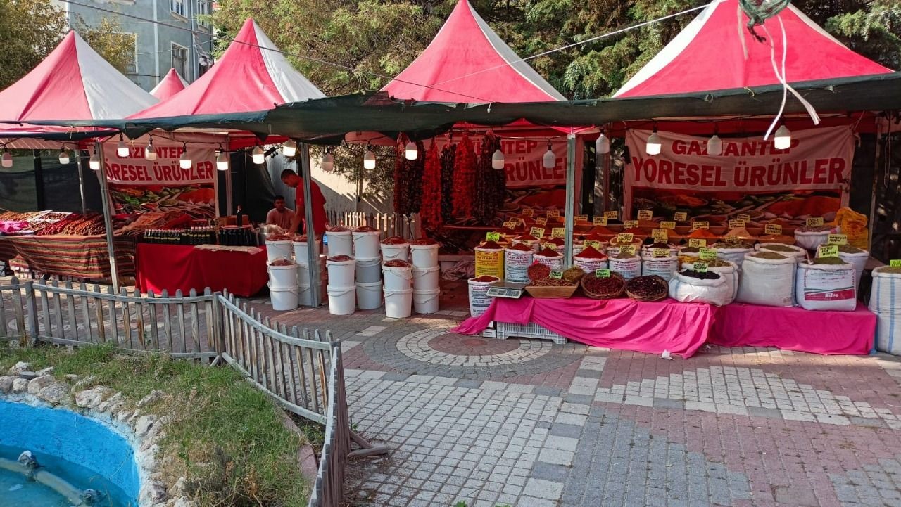 Emet’te depremzede esnaflar için Gaziantep yöresel ürünler pazarı kuruldu