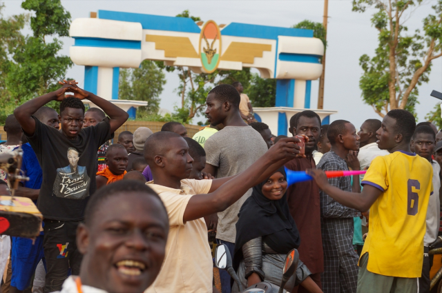 Nijer'de tansiyon yüksek! Binlerce kişi Fransız askeri üssüne yürüdü