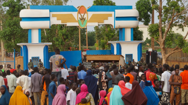 Nijer'de tansiyon yüksek! Binlerce kişi Fransız askeri üssüne yürüdü