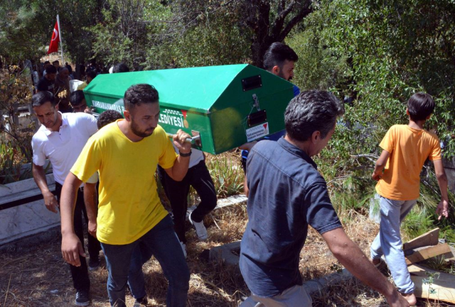 Üvey babanın öldürdüğü 4 yaşındaki çocuğu, öz babası elleriyle kabre koydu