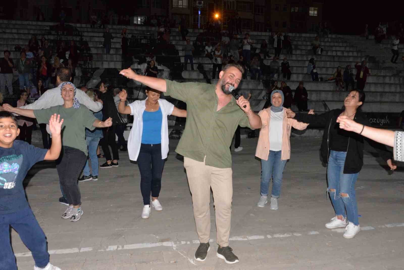 Bozüyük Belediyesinin Kurtuluş Günleri Etkinlikleri sevilen sanatçıların konserleriyle devam ediyor