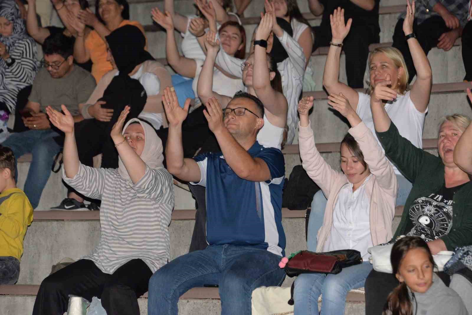 Bozüyük Belediyesinin Kurtuluş Günleri Etkinlikleri sevilen sanatçıların konserleriyle devam ediyor